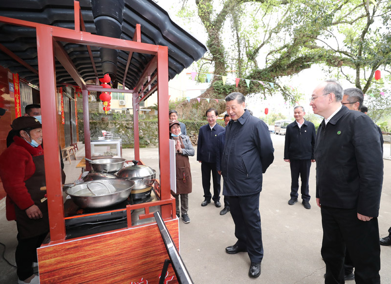 3月22日至25日，中共中央总书记、国家主席、中央军委主席习近平在福建考察。这是23日下午，习近平在三明沙县夏茂镇俞邦村考察时，在小吃摊边同乡亲们亲切交谈。新华社记者 王晔 摄