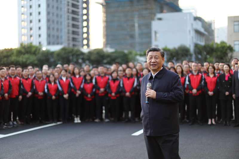 3月22日至25日，中共中央总书记、国家主席、中央军委主席习近平在福建考察。这是24日下午，习近平在福州福建福光股份有限公司考察时，同企业员工亲切交流。新华社记者 鞠鹏 摄